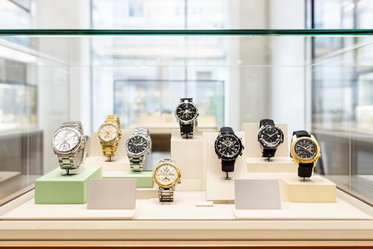 Auswahl hochwertiger Armbanduhren in einer hellen Vitrine